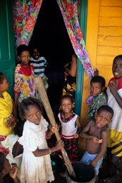 Archipel-des-Comores;-Couleurs;-Enfants;-France;-Groupe;-Kaleidos;-Kaleidos-images;-La-parole-à-limage;-Laurent-Abad;-Mayotte;-Océan-Indien;-Porte;-Portrait;-Rideau;-Stories-Pictures;-Vie-quotidienne